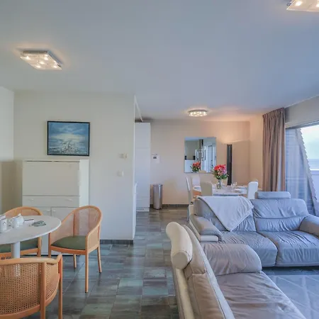 Apartment With 3 Near Sea